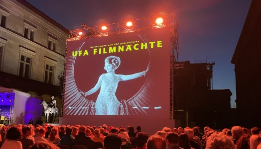 Rund tausend Gäste sahen die Premiere von DER BERG DES SCHICKSALS im Kolonnadenhof der Museumsinsel, Berlin.